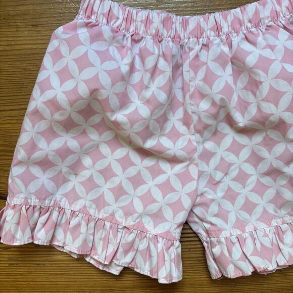 Shrimp & Grits Kids pink geometric ruffle trim girls shorts SIZE 2T - Picture 2 of 4